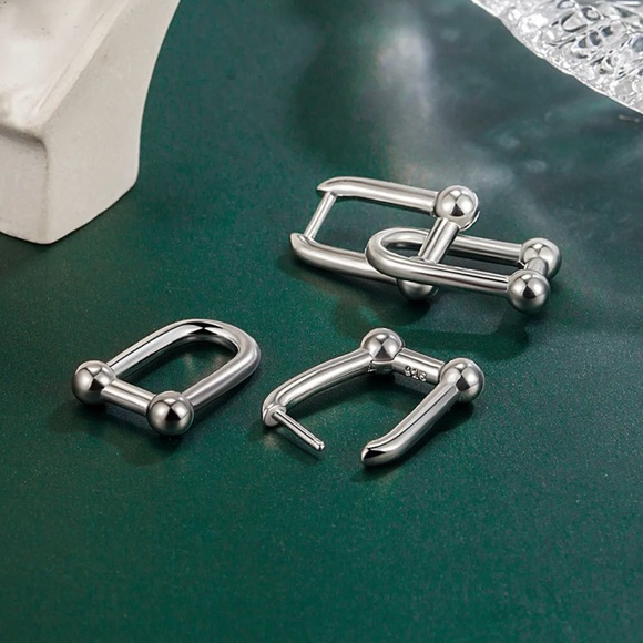 Graduated U Link Silver Earrings - Picture 3 of 4